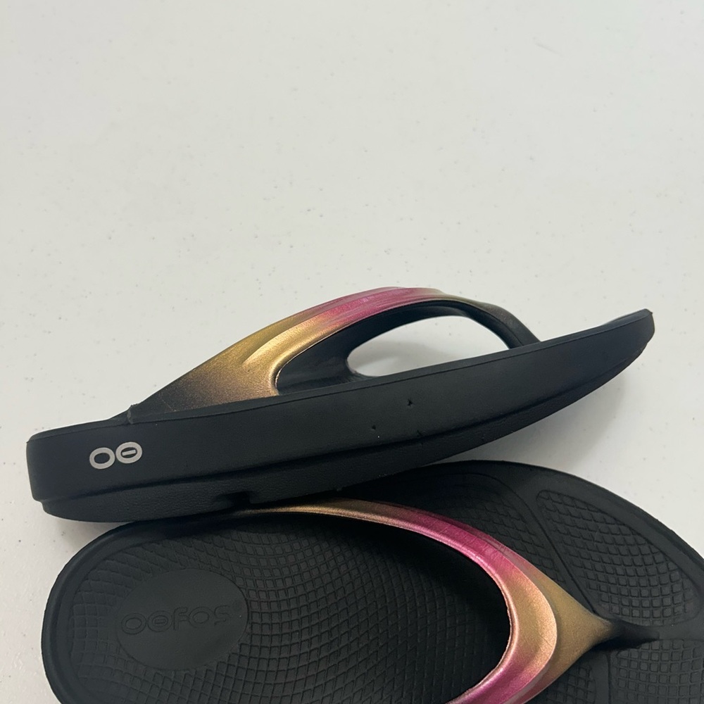 OOFOS Black Sandals with Pink and Gold Gradient Straps